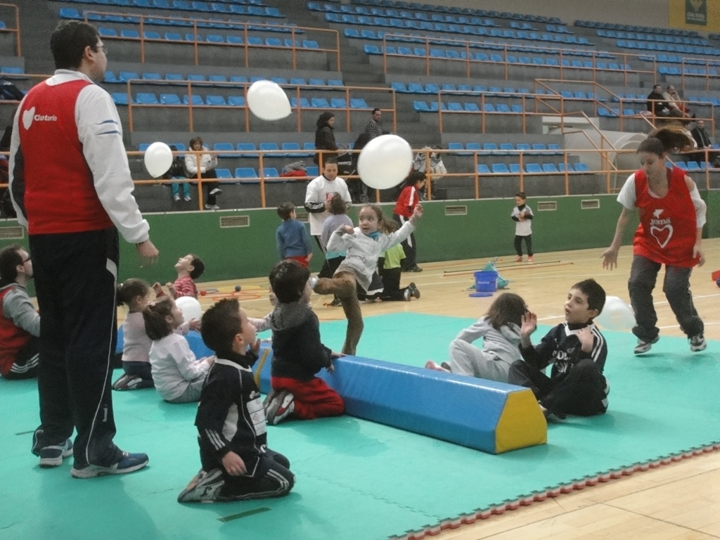 Este sábado el ayuntamiento de Salamanca, dentro de su programa prebenjamín para escolares salmantinos organizó la actividad de deporte adaptado - deporte paralímpico con el doble objetivo de educar y divertir; baloncesto en silla de ruedas, goalball, boccia, volei sentados, y otras pruebas y juegos hicieron las delicias de los infantes entre 4 y 8 años. Aviva fue la encargada a través de sus técnicos y monitores de desarrollar este programa que también tiene continuidad en los centros educativos de Salamanca y su provincia.